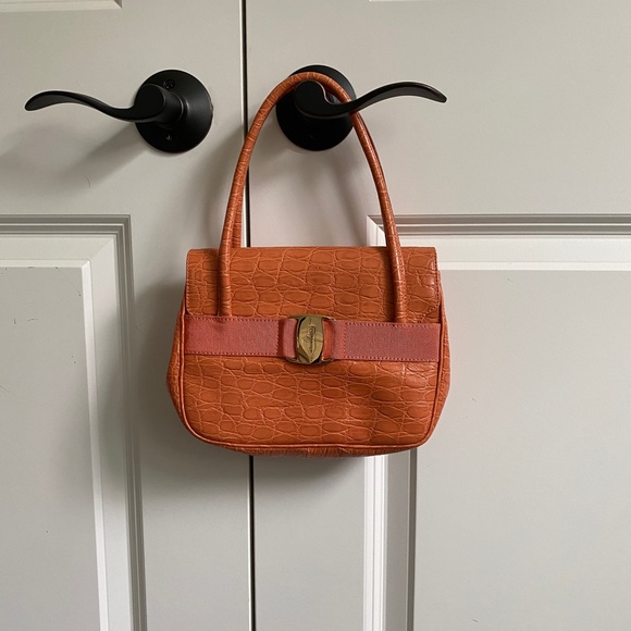 Ferragamo Vara handbag. - Picture 1 of 10